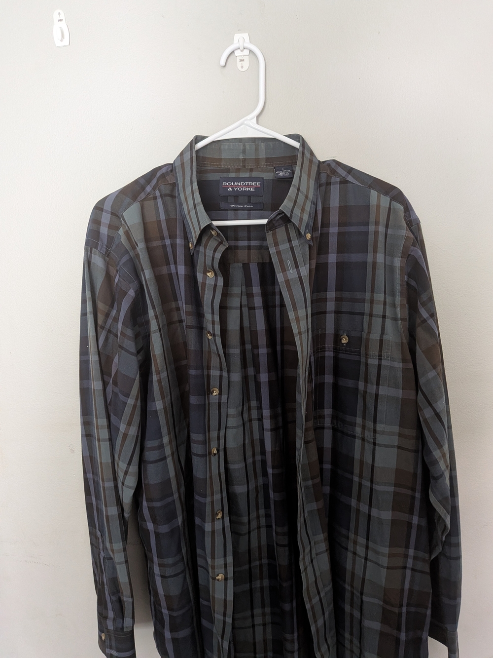 Roundtree & Yorke Men's Olive and Black Plaid Button-Down Shirt